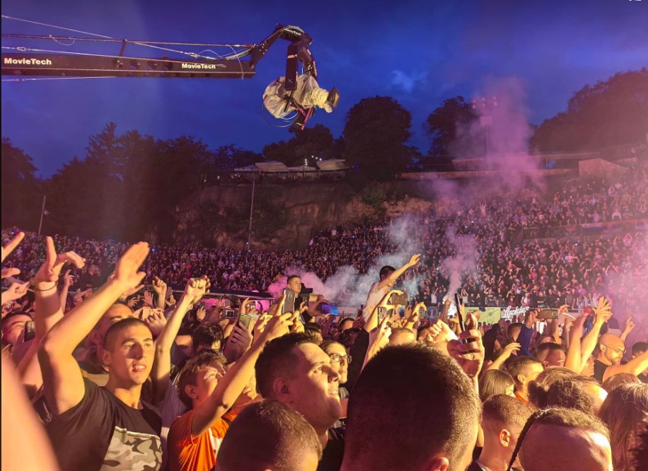 SINDIKAD I PORED PLJUSKA ZAPALIO TAŠ: Publika uživala u spektaklu nakon 10 godina (FOTO)