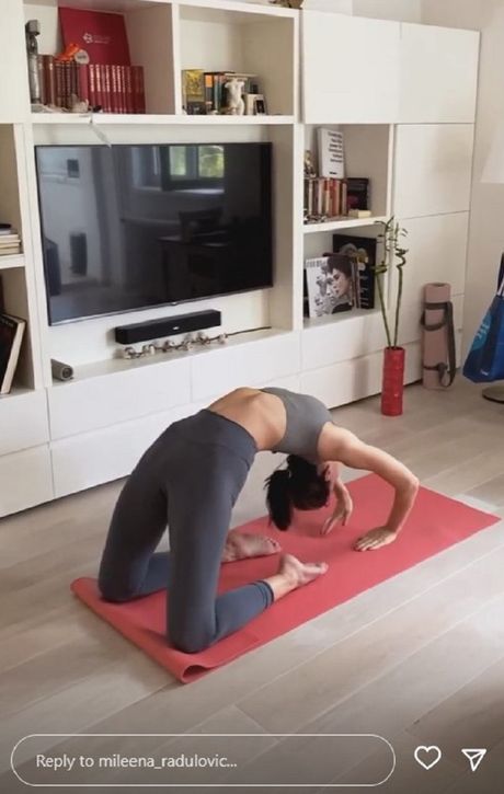 Ima telo od plastelina: Milena Radulović vežba jogu, anećete verovati koliko je razgibana