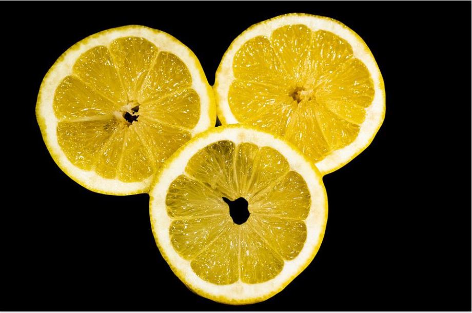 Postoji dobar razlog zašto bi kore limuna trebalo da držite na prozoru: Trik naročito koristan u letnjem periodu