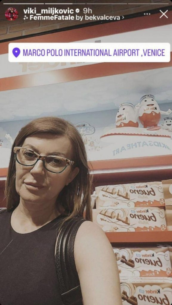 Viki Miljković objavila selfi sa naočarima i bez trunke šminke: Pevačica ovako izgleda u opuštenom izdanju