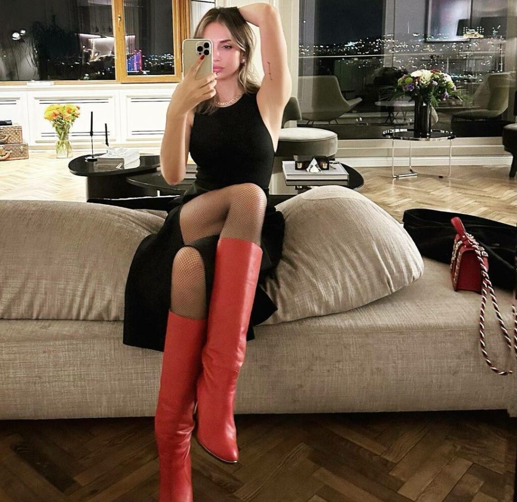 Mrežaste čarape i duboke crvene čizme: Emina Jahović raspametila stajlingom, pa pokazala skrivenu tetovažu