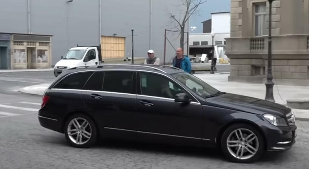 Radi Manojlović se rugali jer vozi stari auto, sad sebe častila mečkom od 40.000 €
