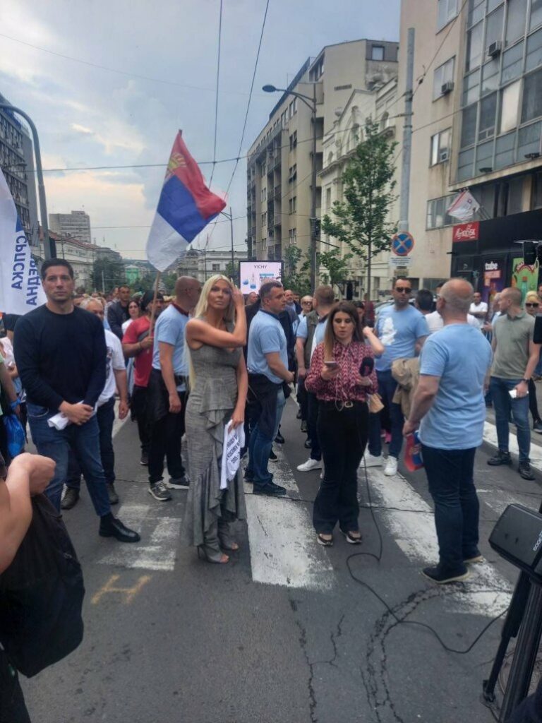 KARLEUŠA NA SKUPU SRBIJA NADE! Bagra koristi tragediju u političke svrhe; Srbija mora da bude jedinstvena, došla sam da pružim podršku!
