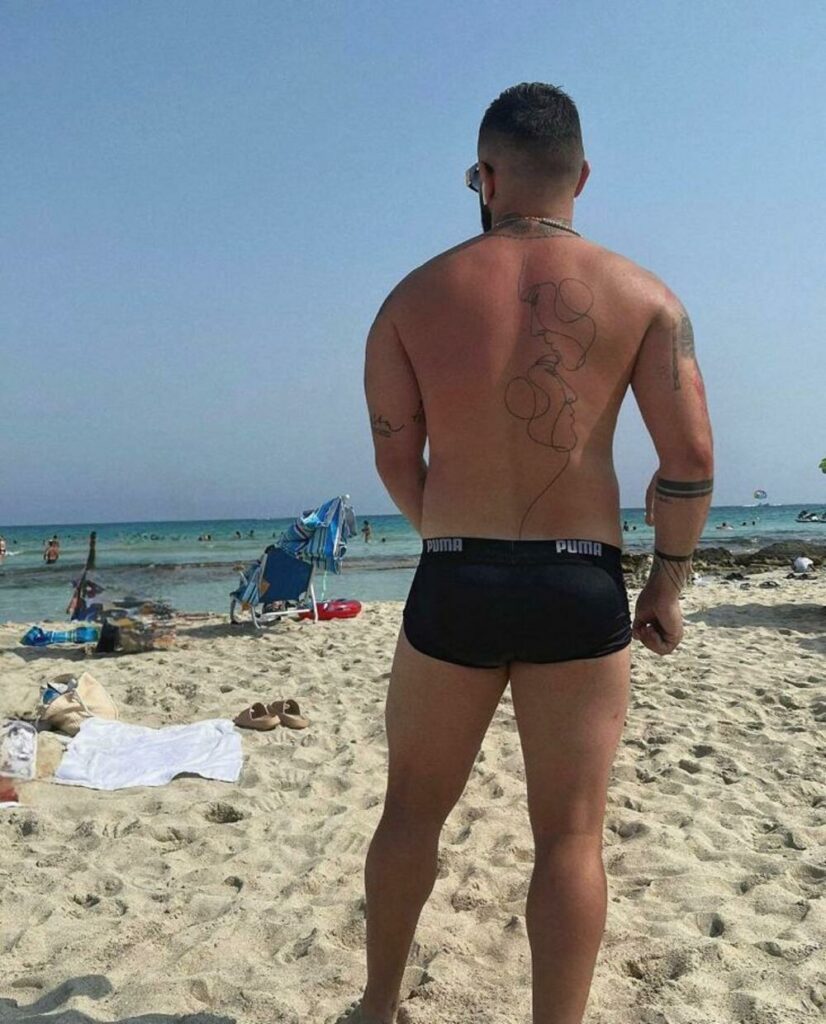 On je pevač s najviše tetovaža, ima ih više od 30! Skinuo se na Kipru i ljude ostavio u šoku!