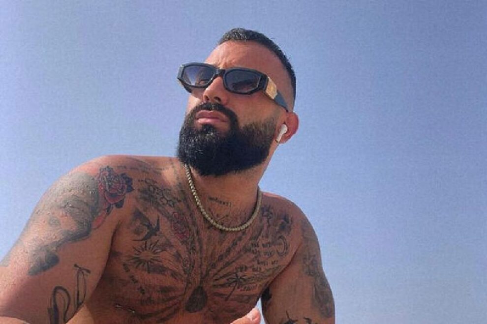 On je pevač s najviše tetovaža, ima ih više od 30! Skinuo se na Kipru i ljude ostavio u šoku!