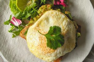 Ideja za doručak: Avokado tost sa jajetom i lososom