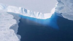 Najveći ledeni breg na svetu u pokretu