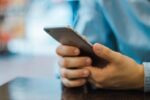 Istraživanje: Povremeno korišćenje mobilnog telefona tokom posla može ublažiti stres