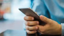 Istraživanje: Povremeno korišćenje mobilnog telefona tokom posla može ublažiti stres