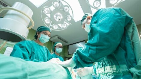 Pacijent se ’uspešno oporavlja’ posle transplantacije svinjskog bubrega