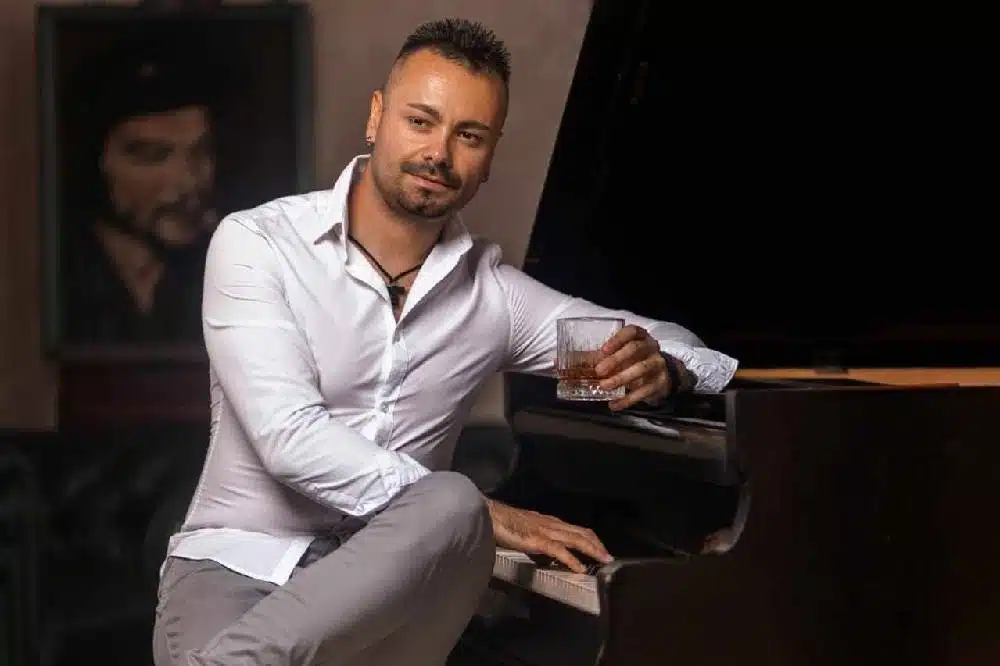 Autentičan glas na pop sceni! Miloš Mitrovski: "Svaka pesma nosi deo mene"!